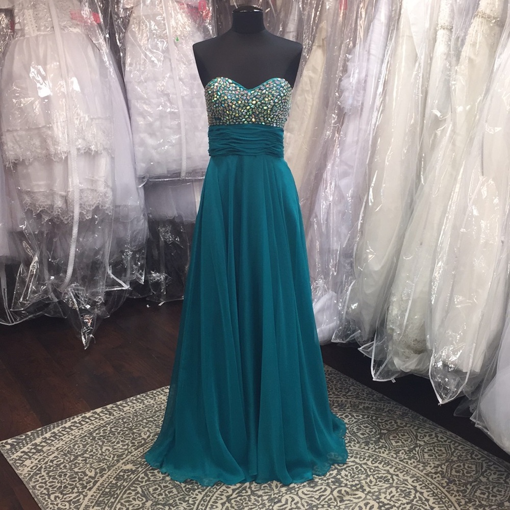 NWT FLOWY PROM DRESS